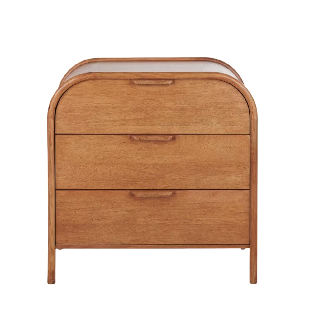 Commode en bois à trois tiroirs avec finition naturelle.