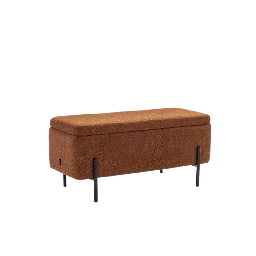 Ottoman rectangulaire en tissu marron avec pieds en métal noir.
